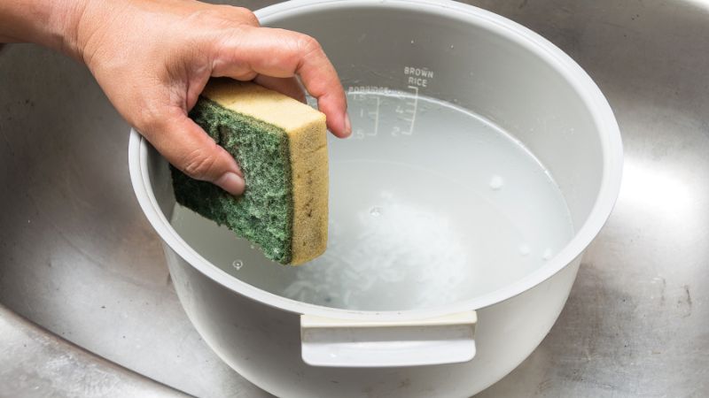 Vệ sinh nồi cơm điện thường xuyên Vệ sinh nồi cơm điện thường xuyên