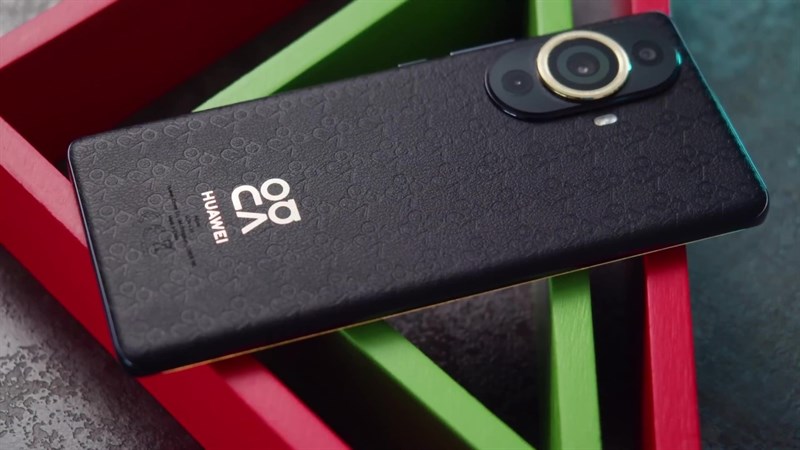 nova 11 Pro không có nhiều sự thay đổi so với phiên bản trước, tuy nhiên, điểm mới dễ nhận biết nhất chính là thiết kế mặt sau.