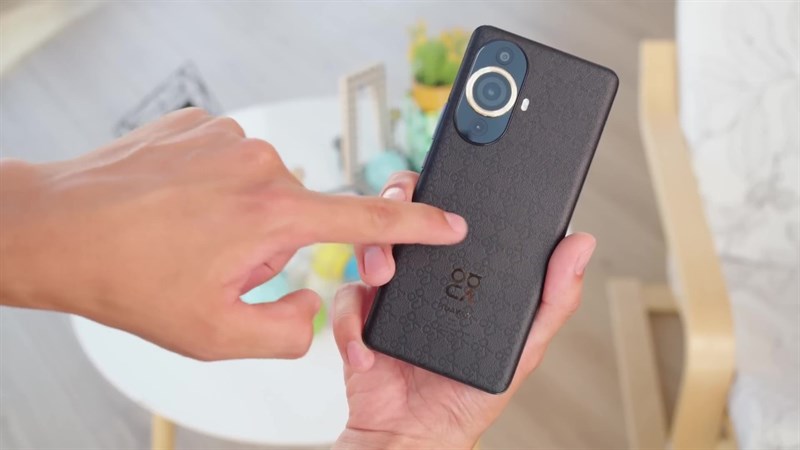 nova 11 Pro mang nhiều ưu điểm, bao gồm tốc độ sạc nhanh 100 W, camera selfie kép và siêu rộng 60 MP chất lượng, cùng với hiệu suất và thời lượng pin ổn.