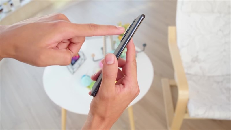 Khung máy của Huawei nova 11 Pro sử dụng chất liệu nhựa và do hai mặt trước sau của thiết bị đều được làm cong nên cạnh bên có kích thước rất nhỏ.