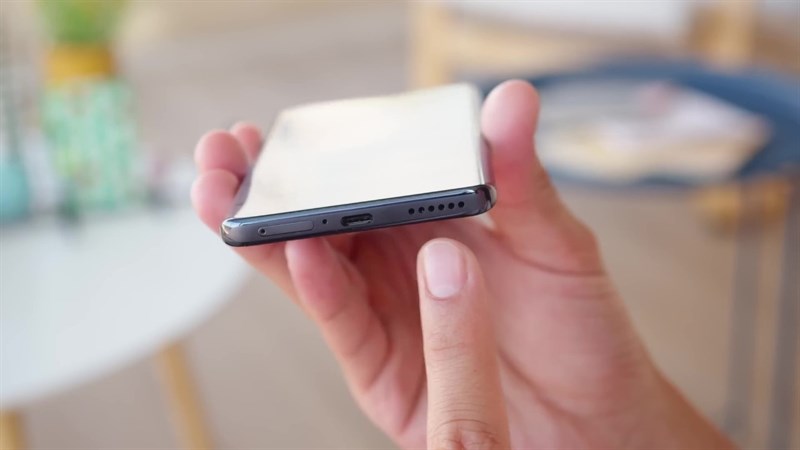 Huawei nova 11 Pro sở hữu màn hình OLED cong về phía các cạnh và viền đen có kích thước rất nhỏ.