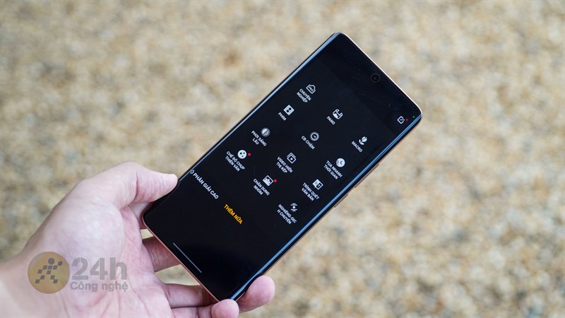 Được tích hợp sẵn quá là nhiều chế độ - tính năng nâng cao, hỗ trợ cho việc chụp ảnh dễ hơn