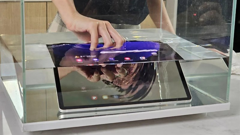 Khi Galaxy Tab S9 Ultra và bút S Pen 'bơi lội': Nàng tiên cá công nghệ là đây chứ đâu!