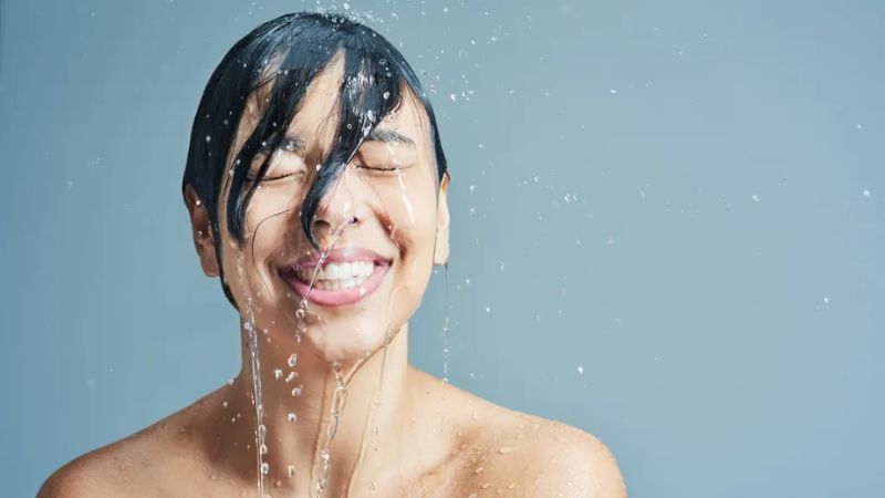 5 lợi ích sức khỏe khi tắm nước lạnh vào buổi sáng trước khi đi làm