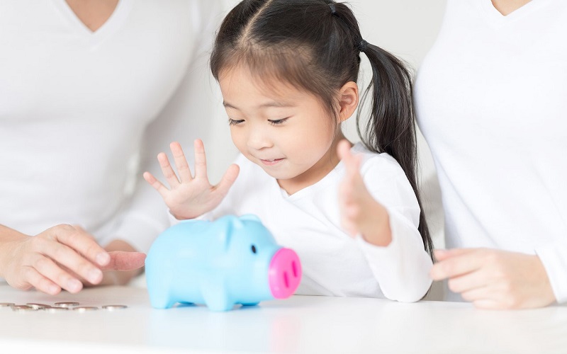 Trẻ bao nhiêu tuổi nên bắt đầu được dạy về tiền?