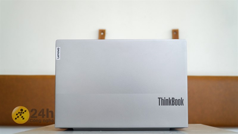 Mặt lưng của Lenovo ThinkBook 14 G3 ACL nổi bật với logo dòng sản phẩm được khắc trên nền màu trắng bạc sang trọng