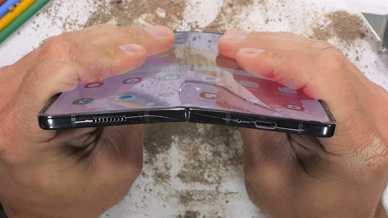 Thử nghiệm bẻ cong cũng không làm khó được Galaxy Z Fold5