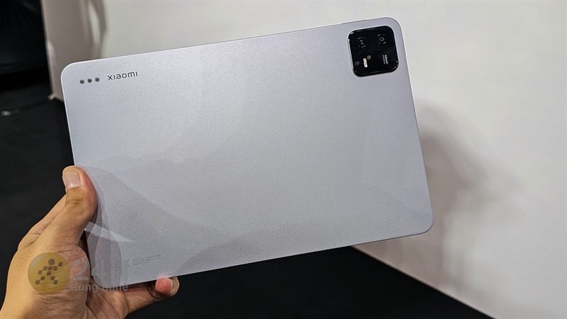 Dù có kích thước lớn nhưng Xiaomi Pad 6 không quá nặng để cầm nắm Dù có kích thước lớn nhưng Xiaomi Pad 6 không quá nặng để cầm nắm