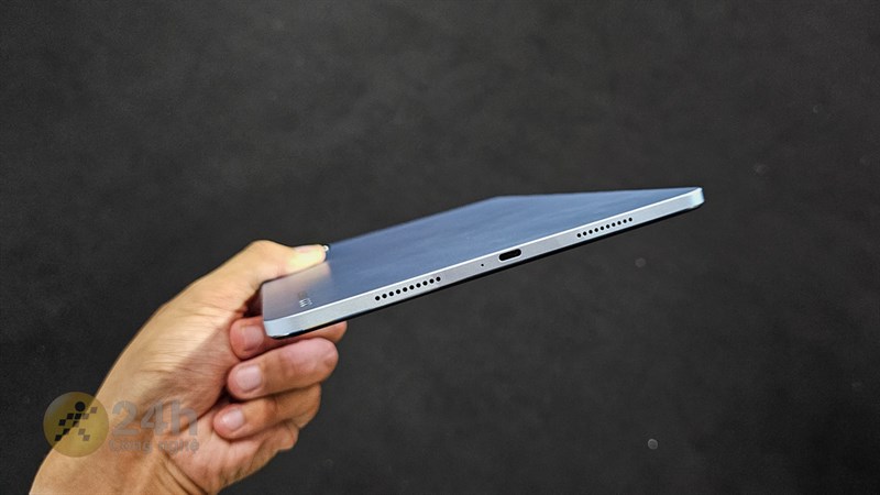 Cạnh đáy của Xiaomi Pad 6 chứa cổng sạc USB-C và 2 dải loa Cạnh đáy của Xiaomi Pad 6 chứa cổng sạc USB-C và 2 dải loa