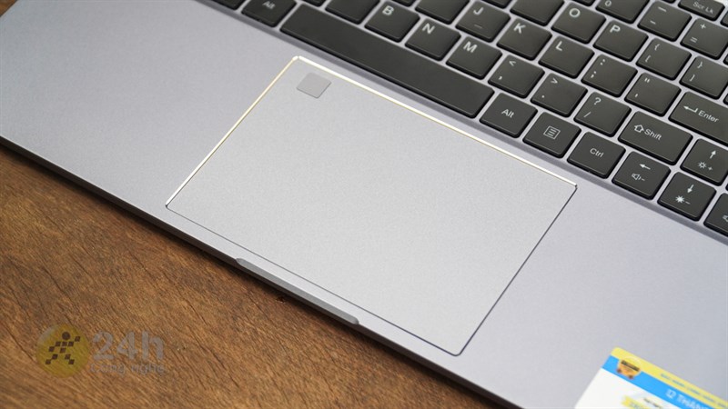 SingPC M16 còn có phần trackpad lớn ở bên dưới