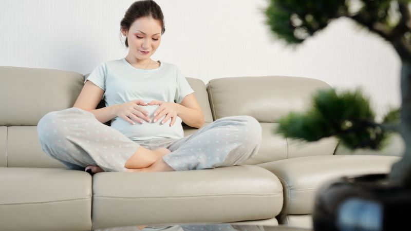 Khi nào bé bắt đầu đạp trong bụng mẹ?