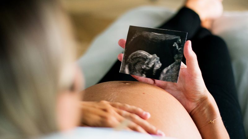 Ấn nhẹ ngón tay vào bụng