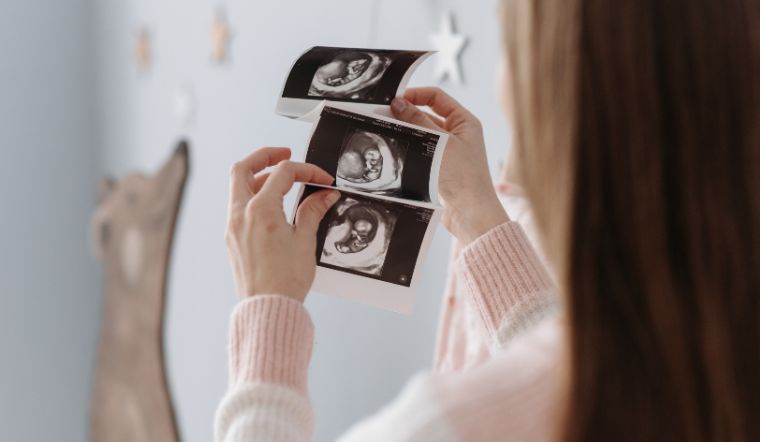 Cách chọc thai nhi đạp để phát triển trí não, tăng khả năng phản xạ