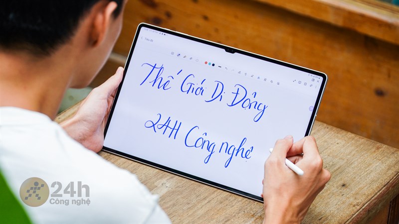 Dù vậy cảm giác viết trên Galaxy Tab S9 Ultra chưa ổn lắm bởi thiếu độ nhám tì khi viết