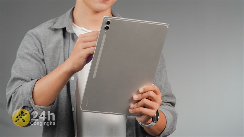 Galaxy Tab S9 Ultra còn là sản phẩm tablet đầu tiên của Samsung đạt chuẩn kháng nước IP68
