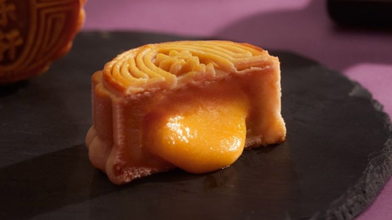 Bánh trung thu Almaz trứng chảy Tunglok Heen