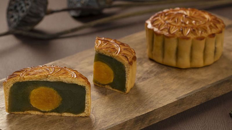 Bánh trung thu nhân ngọt hạt sen trà xanh 2 trứng Brodard Bánh trung thu nhân ngọt hạt sen trà xanh 2 trứng Brodard
