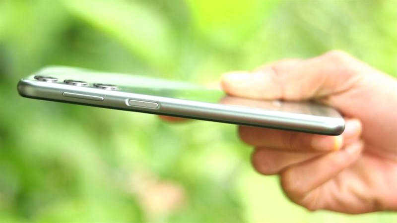 Cạnh phải của Galaxy F34 5G.