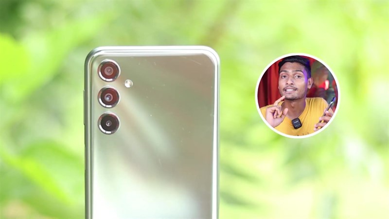Thiết kế cụm camera sau của Galaxy F34 5G được kế thừa từ những ‘người đàn anh’ khi đã lược bỏ khung đen nặng nề.