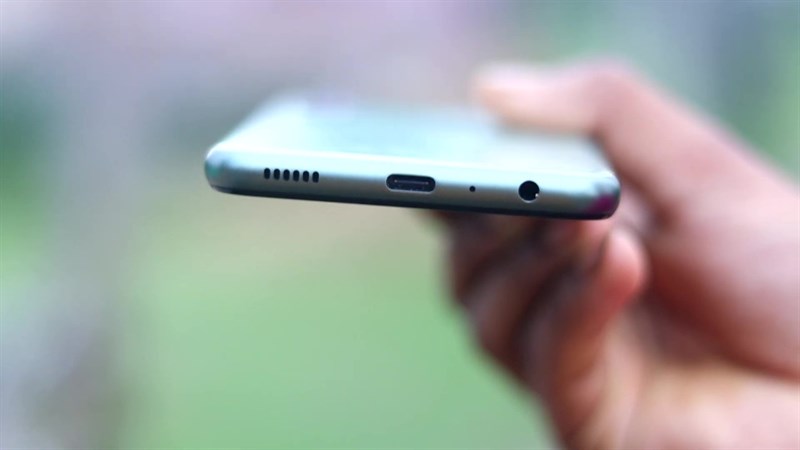 Cạnh dưới của Galaxy F34 5G.