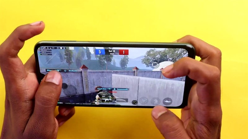 Máy cũng được trang bị RAM 6 G hoặc 8 GB có hỗ trợ mở rộng RAM ảo bằng RAM Plus cùng bộ nhớ trong 128 GB.