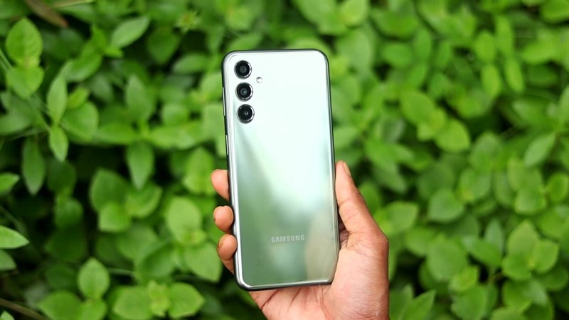 Galaxy F34 5G sử dụng ngôn ngữ thiết kế mềm mại với các góc máy và mặt lưng bo cong.