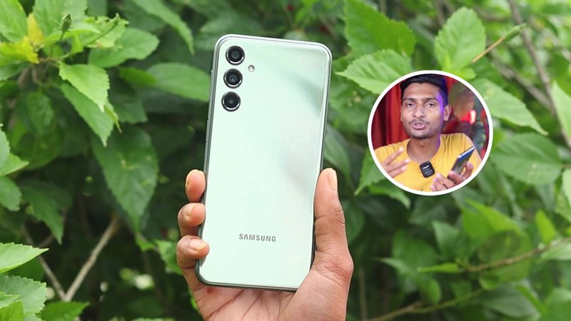 Mặt lưng của Galaxy F34 5G được hoàn thiện bóng nên dù trông đẹp mắt, thẩm mỹ