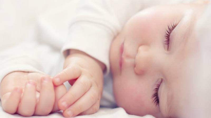 Vì sao trẻ sơ sinh ngủ hay rặn è è và vặn mình?