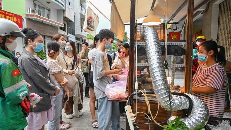 Khách hàng phải xếp hàng dài để đợi mua món đậu hũ thúi Nhà họ La