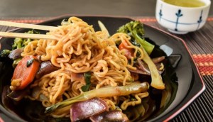 Cách làm mì yakisoba ngon chuẩn Nhật, bắt mắt như ngoài hàng