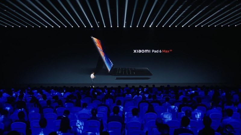 hiết bị cũng được nhà sản xuất công bố kèm các phụ kiện như: Bút cảm ứng, bàn phím kiêm cover,...