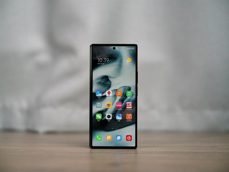 Mặt trước Xiaomi MIX Fold 3 có chất lượng hiển thị tốt với độ phân giải 2K Mặt trước Xiaomi MIX Fold 3 có chất lượng hiển thị tốt với độ phân giải 2K