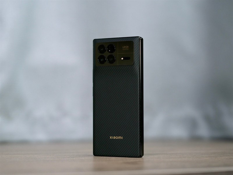 Mặt lưng Xiaomi MIX Fold 3 còn được hoàn thiện dạng cong và chất liệu mặt lưng thân thiện với người dùng Mặt lưng Xiaomi MIX Fold 3 còn được hoàn thiện dạng cong và chất liệu mặt lưng thân thiện với người dùng