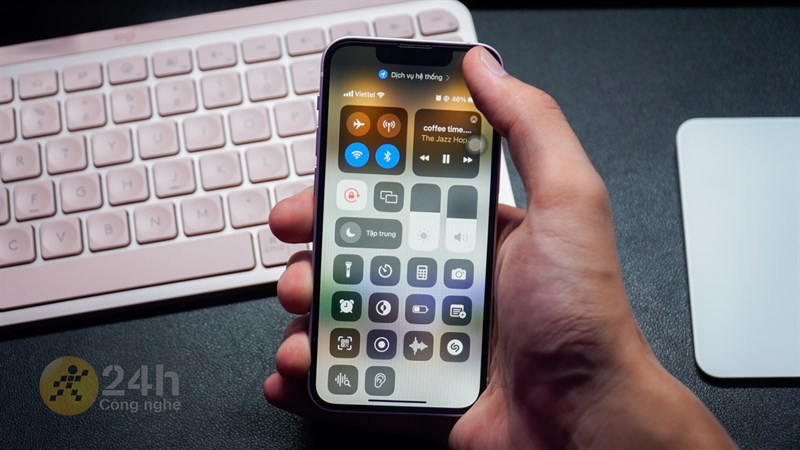 Mượt mà, ổn định và sử dụng dài lâu nữa chính là thứ tạo nên cái Apple trên 'iPhone 13' mini Mượt mà, ổn định và sử dụng dài lâu nữa chính là thứ tạo nên cái Apple trên 'iPhone 13' mini