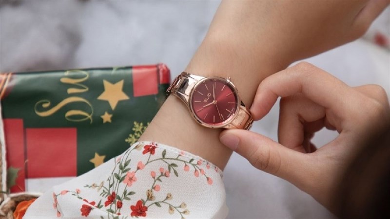 ELIO Xmas 28 mm ES097-01: Đồng hồ sắc đỏ đáng mua, đáng sở hữu