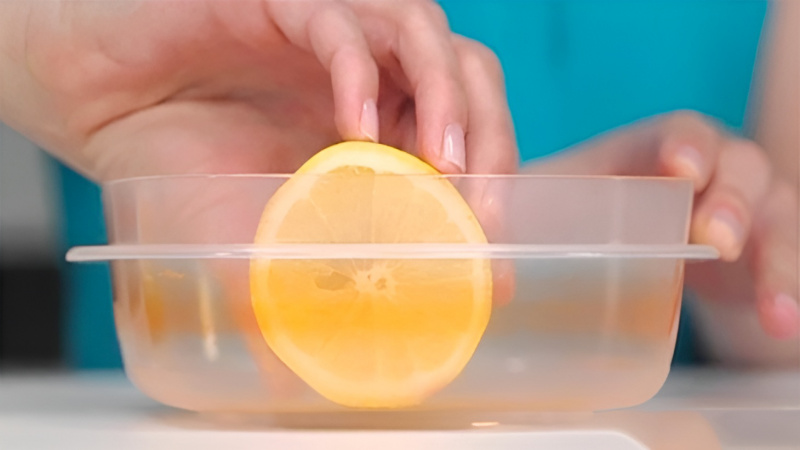 Use lemons to remove odors from plastic boxes