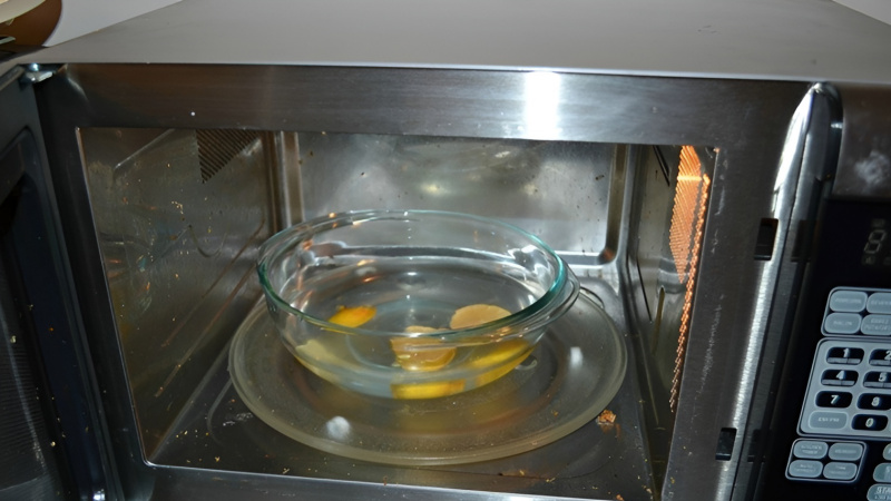 Use a mixture of lemon water and vinegar to remove odors from the microwave