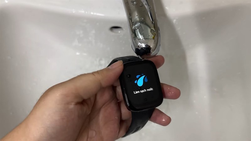 Ưu điểm của Redmi Watch 3 Active đến từ khả năng chống nước, bảo vệ thiết bị an toàn hơn