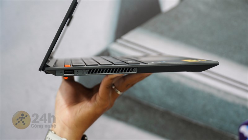 Cạnh trái của ASUS Vivobook S 15 OLED Bape Edition