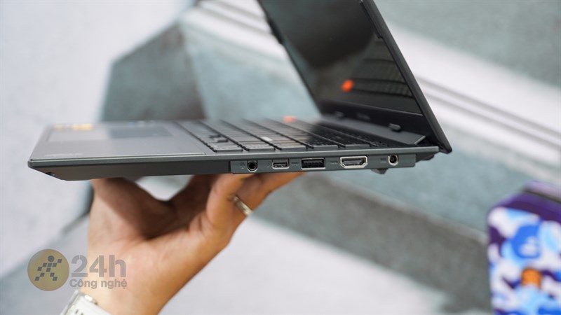 Cạnh phải của ASUS Vivobook S 15 OLED Bape Edition