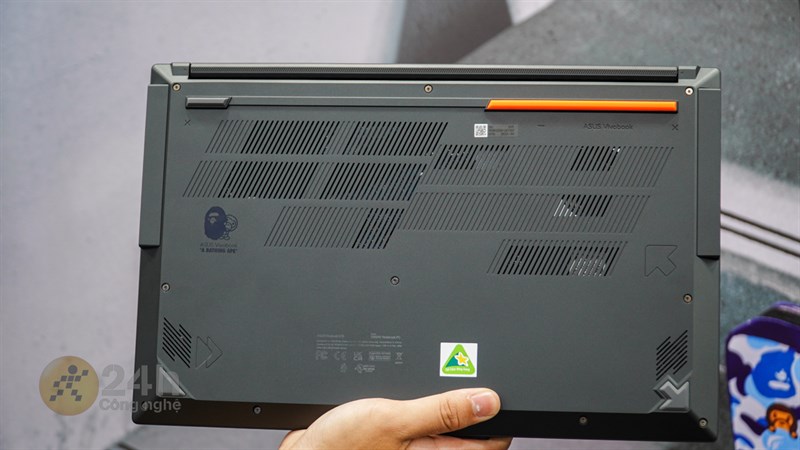 Mặt đáy của ASUS Vivobook S 15 OLED Bape Edition cũng có logo của Bape