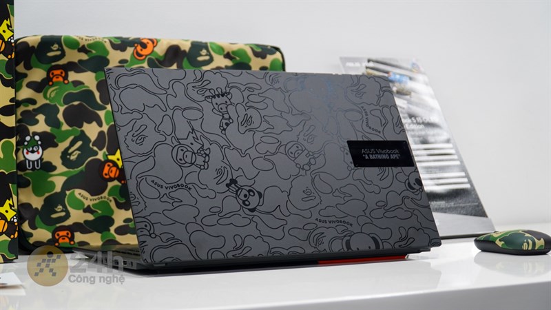 Mặt A của ASUS Vivobook S 15 OLED Bape Edition được khắc họa tiết lazer với độ chi tiết cực kỳ cao