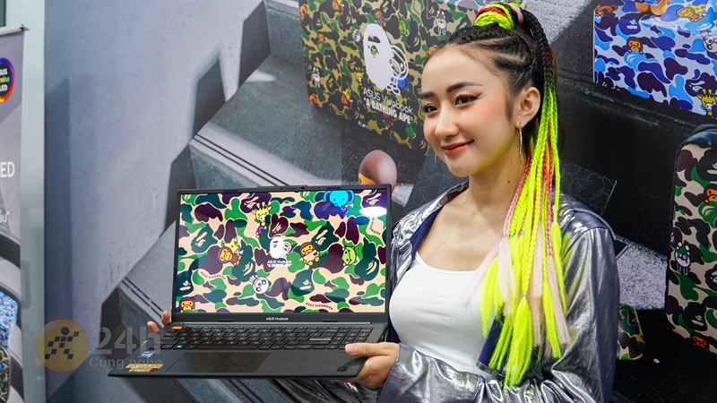 ASUS Vivobook S 15 OLED Bape Edition có kích thước, cân nặng hợp lý để mình có thể cầm nắm mà mang đi bất cứ đâu