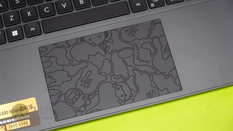 Trackpad của ASUS Vivobook S 15 OLED Bape Edition cũng được dùng họa tiết Camo của Bape