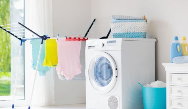 Bỏ túi 8 mẹo tiết kiệm điện khi giặt sấy quần áo vào mùa mưa