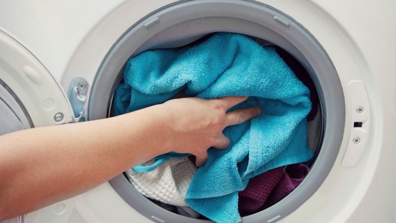 Bỏ túi 8 mẹo tiết kiệm điện khi giặt sấy quần áo vào mùa mưa