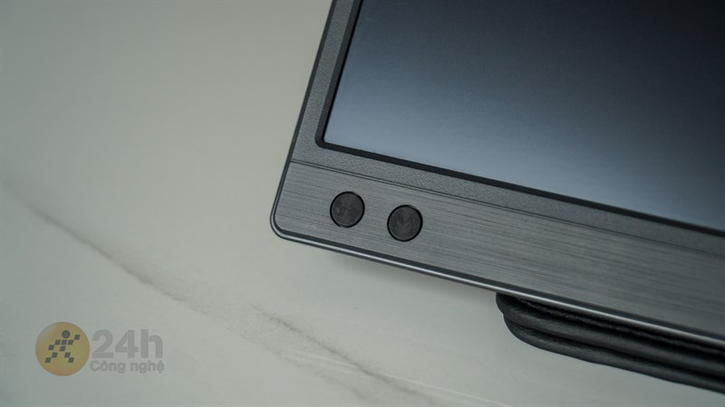 Góc bên trái của ASUS ZenScreen MB166C có 2 hai phím chức năng dùng để điều khiển menu khi màn hình được bật lên. Góc bên trái của ASUS ZenScreen MB166C có 2 hai phím chức năng dùng để điều khiển menu khi màn hình được bật lên.