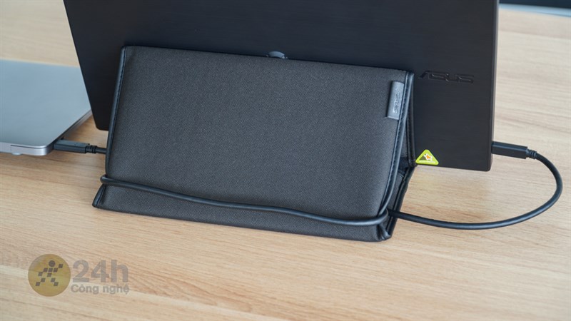 Các bạn có thể luồn sợi cáp vào chân đế giống như trong hình để không gian làm việc gọn gàng. Các bạn có thể luồn sợi cáp vào chân đế giống như trong hình để không gian làm việc gọn gàng.