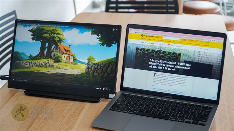 Hoặc là vừa xem video vừa đọc báo. Hoặc là vừa xem video vừa đọc báo.