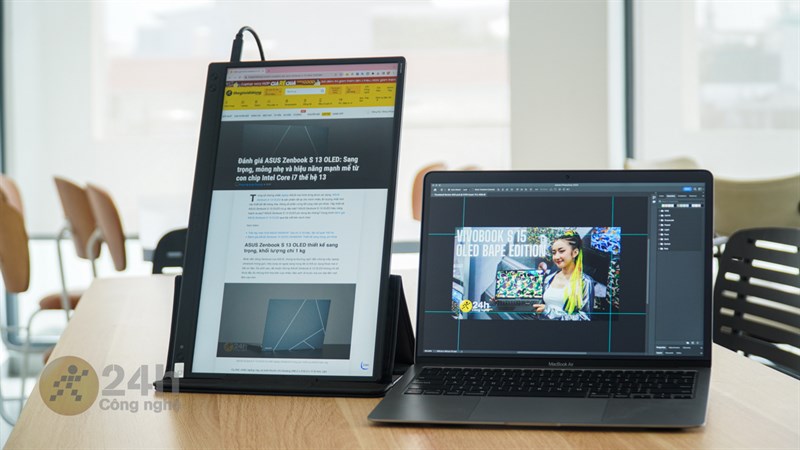 Mình cũng có thể xoay dọc màn hình ASUS ZenScreen MB166C để sử dụng cùng laptop. Mình cũng có thể xoay dọc màn hình ASUS ZenScreen MB166C để sử dụng cùng laptop.